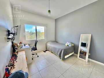Casa de 3 dormitorios, dependencia, pileta en venta, Barrio Cerrado, Escobar