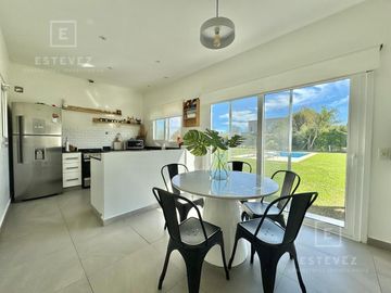 Casa de 3 dormitorios, dependencia, pileta en venta, Barrio Cerrado, Escobar