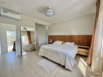 Casa de 3 dormitorios, dependencia, pileta en venta, Barrio Cerrado, Escobar
