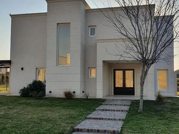 Casa de 3 dormitorios, dependencia, pileta en venta, Barrio Cerrado, Escobar