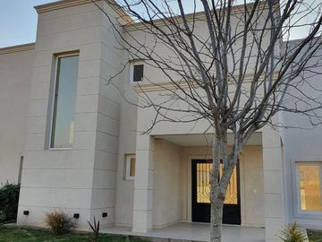 Casa de 3 dormitorios, dependencia, pileta en venta, Barrio Cerrado, Escobar