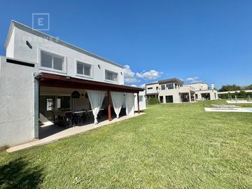 Casa de 3 dormitorios, dependencia, pileta en venta, Barrio Cerrado, Escobar