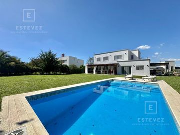 Casa de 3 dormitorios, dependencia, pileta en venta, Barrio Cerrado, Escobar
