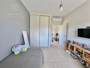 Casa de 3 dormitorios, dependencia, pileta en venta, Barrio Cerrado, Escobar