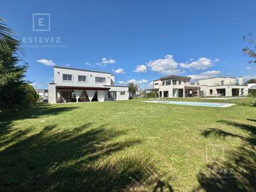 Casa de 3 dormitorios, dependencia, pileta en venta, Barrio Cerrado, Escobar