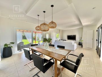 Casa de 3 dormitorios, dependencia, pileta en venta, Barrio Cerrado, Escobar