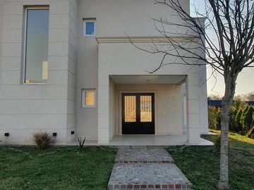 Casa de 3 dormitorios, dependencia, pileta en venta, Barrio Cerrado, Escobar