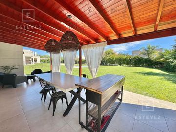Casa de 3 dormitorios, dependencia, pileta en venta, Barrio Cerrado, Escobar