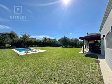 Casa de 3 dormitorios, dependencia, pileta en venta, Barrio Cerrado, Escobar