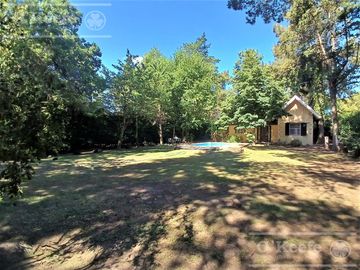 Quinta en venta. El Pato, sobre lote de 1200 m2. 6 ambientes con Pileta
