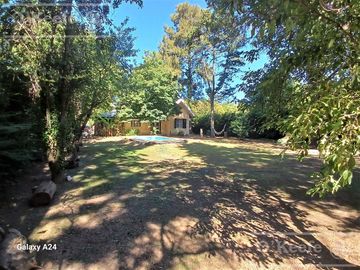 Quinta en venta. El Pato, sobre lote de 1200 m2. 6 ambientes con Pileta