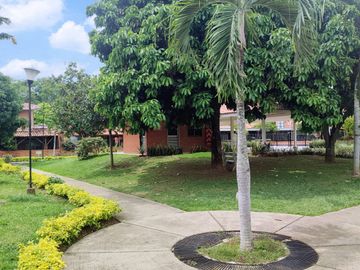 Vendo Casa De Dos Plantas En Conjunto Residencial La Herrería 5, Hacienda El Castillo.