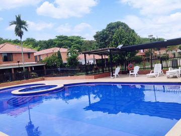 Vendo Casa De Dos Plantas En Conjunto Residencial La Herrería 5, Hacienda El Castillo.