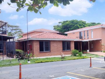 Vendo Casa De Dos Plantas En Conjunto Residencial La Herrería 5, Hacienda El Castillo.