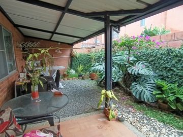 Vendo Casa De Dos Plantas En Conjunto Residencial La Herrería 5, Hacienda El Castillo.