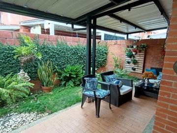 Vendo Casa De Dos Plantas En Conjunto Residencial La Herrería 5, Hacienda El Castillo.
