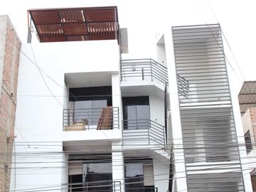 Casa en venta de 4 pisos a espaldas del Mall Aventuira de SJL