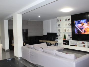 Casa en venta de 4 pisos a espaldas del Mall Aventuira de SJL
