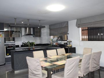 Casa en venta de 4 pisos a espaldas del Mall Aventuira de SJL