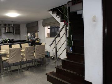 Casa en venta de 4 pisos a espaldas del Mall Aventuira de SJL
