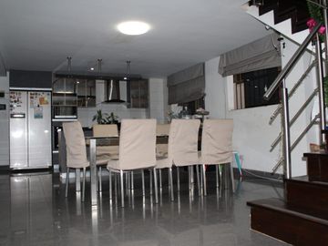 Casa en venta de 4 pisos a espaldas del Mall Aventuira de SJL