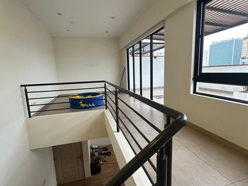 VENTA DE DUPLEX DE 2 DORMITORIOS EN MIRAFLORES