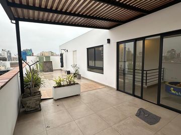 VENTA DE DUPLEX DE 2 DORMITORIOS EN MIRAFLORES