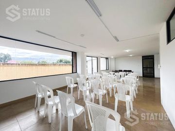 Renta de Oficina, Sector El Triángulo - Frente Col. Giovanni Farina