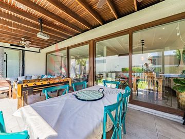 Casa En Venta De 5 Dorm. En Colina