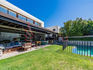 Casa En Venta De 5 Dorm. En Colina