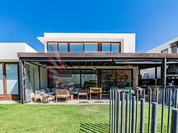 Casa En Venta De 5 Dorm. En Colina