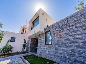 Casa En Venta De 5 Dorm. En Colina