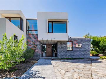 Casa En Venta De 5 Dorm. En Colina