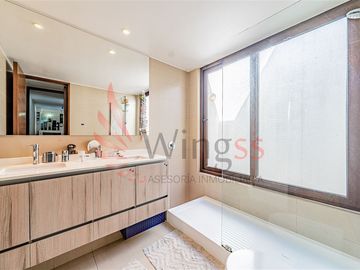 Casa En Venta De 5 Dorm. En Colina