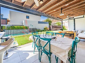 Casa En Venta De 5 Dorm. En Colina