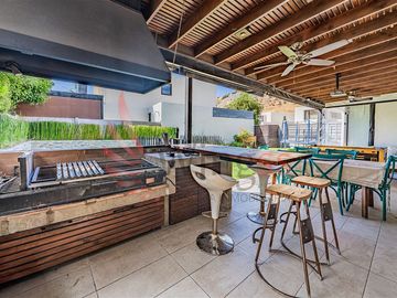 Casa En Venta De 5 Dorm. En Colina