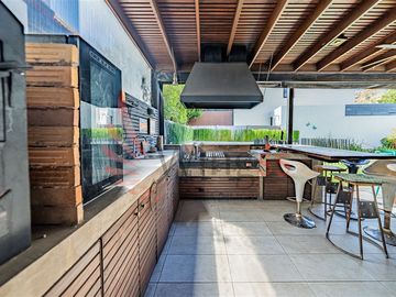 Casa En Venta De 5 Dorm. En Colina