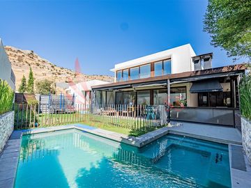 Casa En Venta De 5 Dorm. En Colina