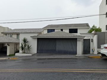 CASA EN VENTA SAN PEDRO GARZA GARCIA REMODELADA