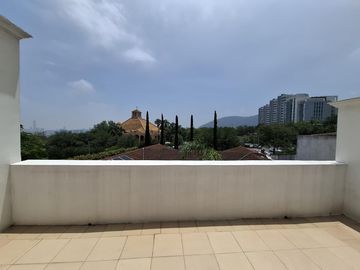 CASA EN VENTA SAN PEDRO GARZA GARCIA REMODELADA