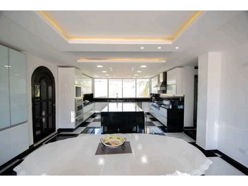 VENTA LUJOSA CASA UBICADA EN CAUJARAL