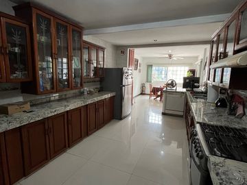 Venta de Casa Amplia 4 Recámaras en Privada con Alberca en zona Tabasco 2000.