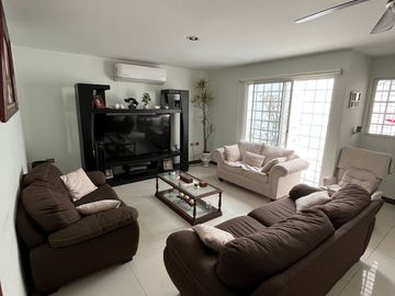 Venta de Casa Amplia 4 Recámaras en Privada con Alberca en zona Tabasco 2000.