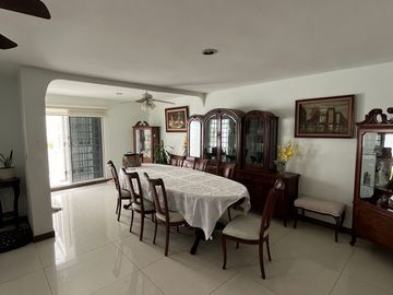 Venta de Casa Amplia 4 Recámaras en Privada con Alberca en zona Tabasco 2000.