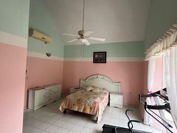 Venta de Casa Amplia 4 Recámaras en Privada con Alberca en zona Tabasco 2000.