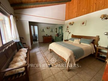 Preciosa casa en parcela rodeada de árboles nativos