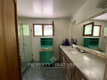 Preciosa casa en parcela rodeada de árboles nativos