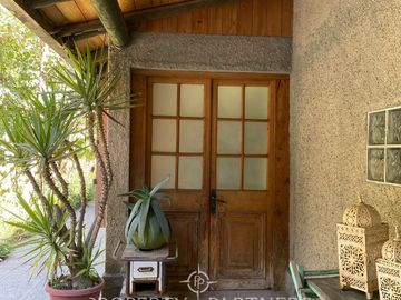 Preciosa casa en parcela rodeada de árboles nativos