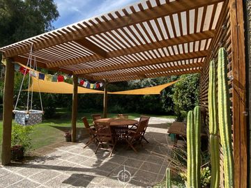 Preciosa casa en parcela rodeada de árboles nativos