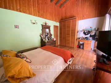 Preciosa casa en parcela rodeada de árboles nativos